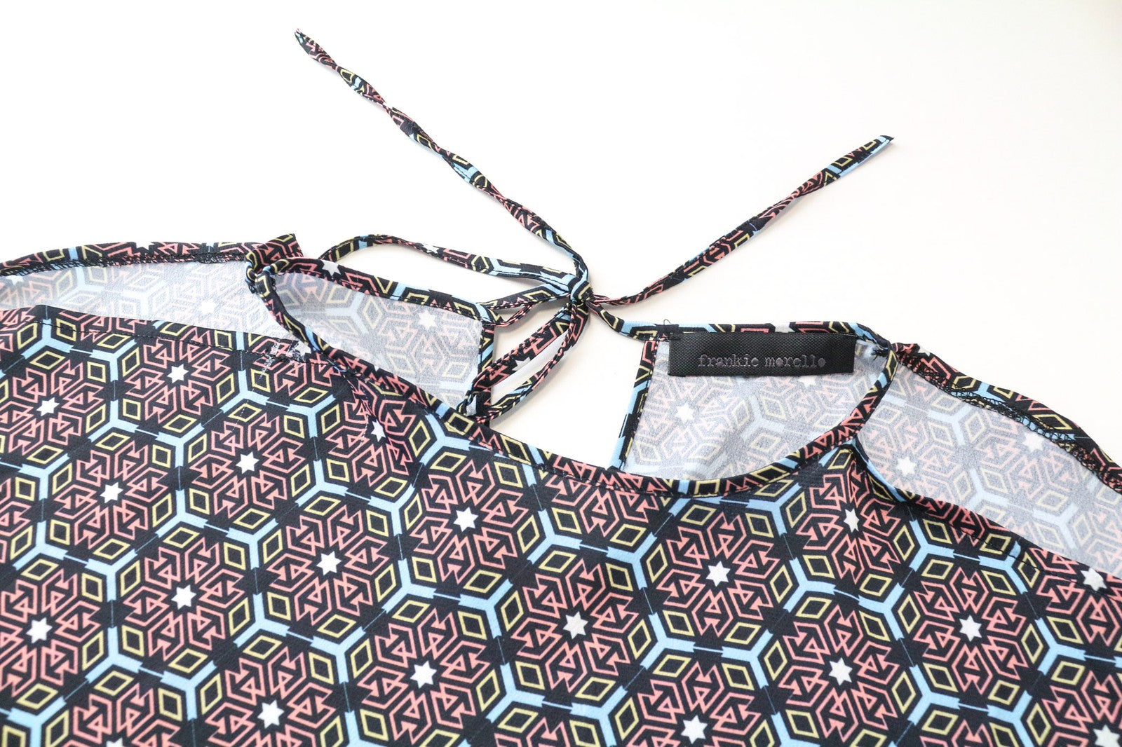 FRANKIE MORELLO moteriški marškinėliai XS dydžio, juodi, šaltais pečiais, laisvo kirpimo, geometrinio rašto. 