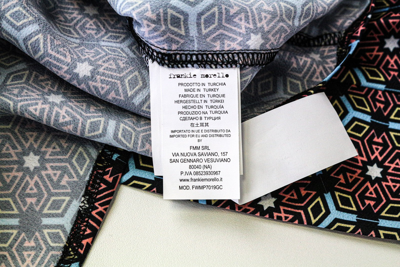 FRANKIE MORELLO moteriški marškinėliai XS dydžio, juodi, šaltais pečiais, laisvo kirpimo, geometrinio rašto. 