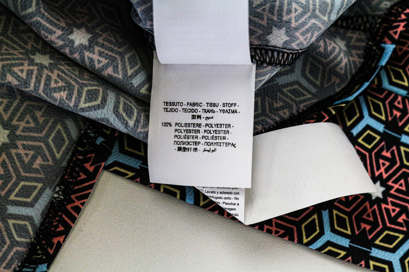 FRANKIE MORELLO moteriški marškinėliai XS dydžio, juodi, šaltais pečiais, laisvo kirpimo, geometrinio rašto. 