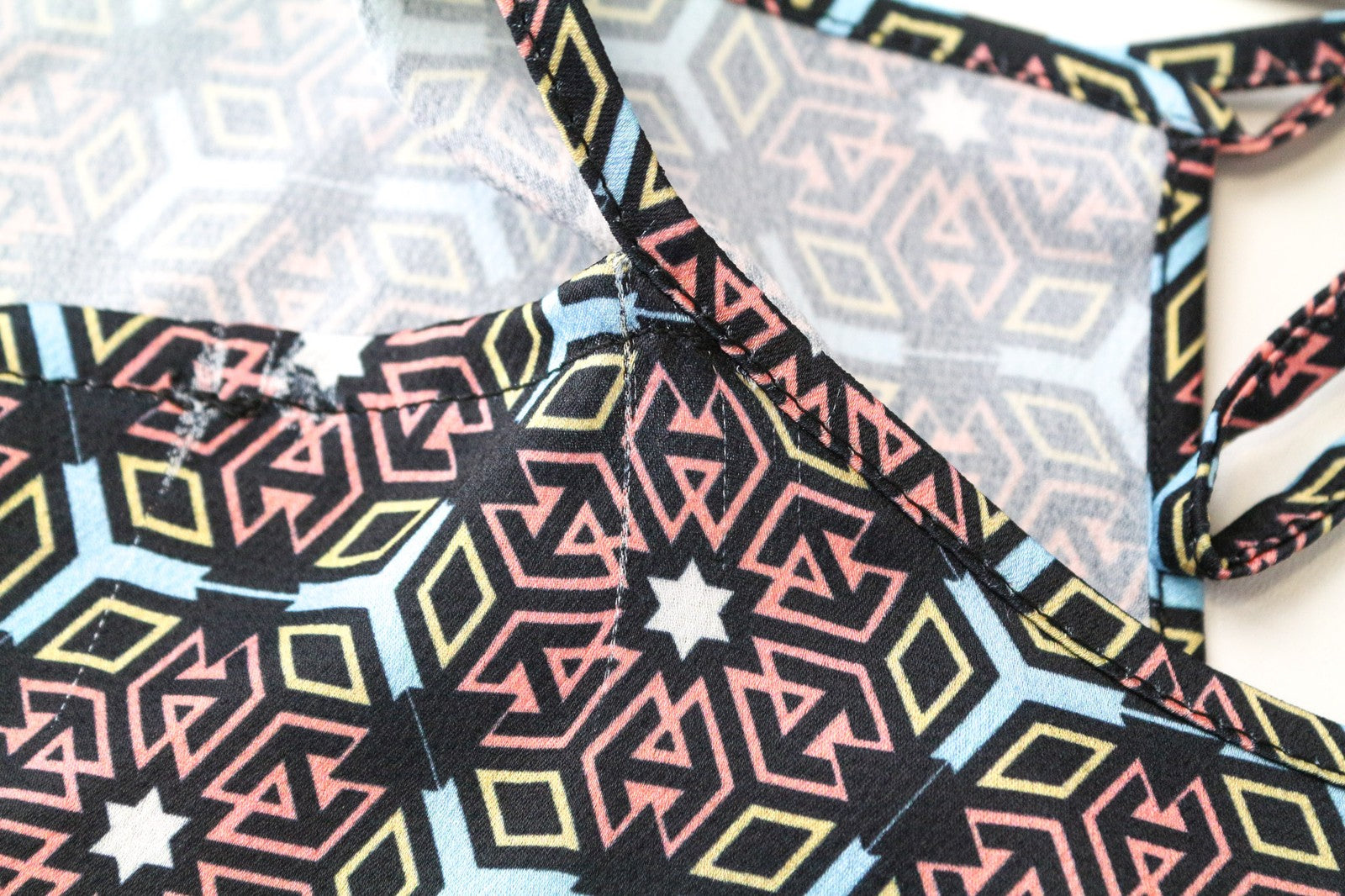 FRANKIE MORELLO moteriški marškinėliai XS dydžio, juodi, šaltais pečiais, laisvo kirpimo, geometrinio rašto. 