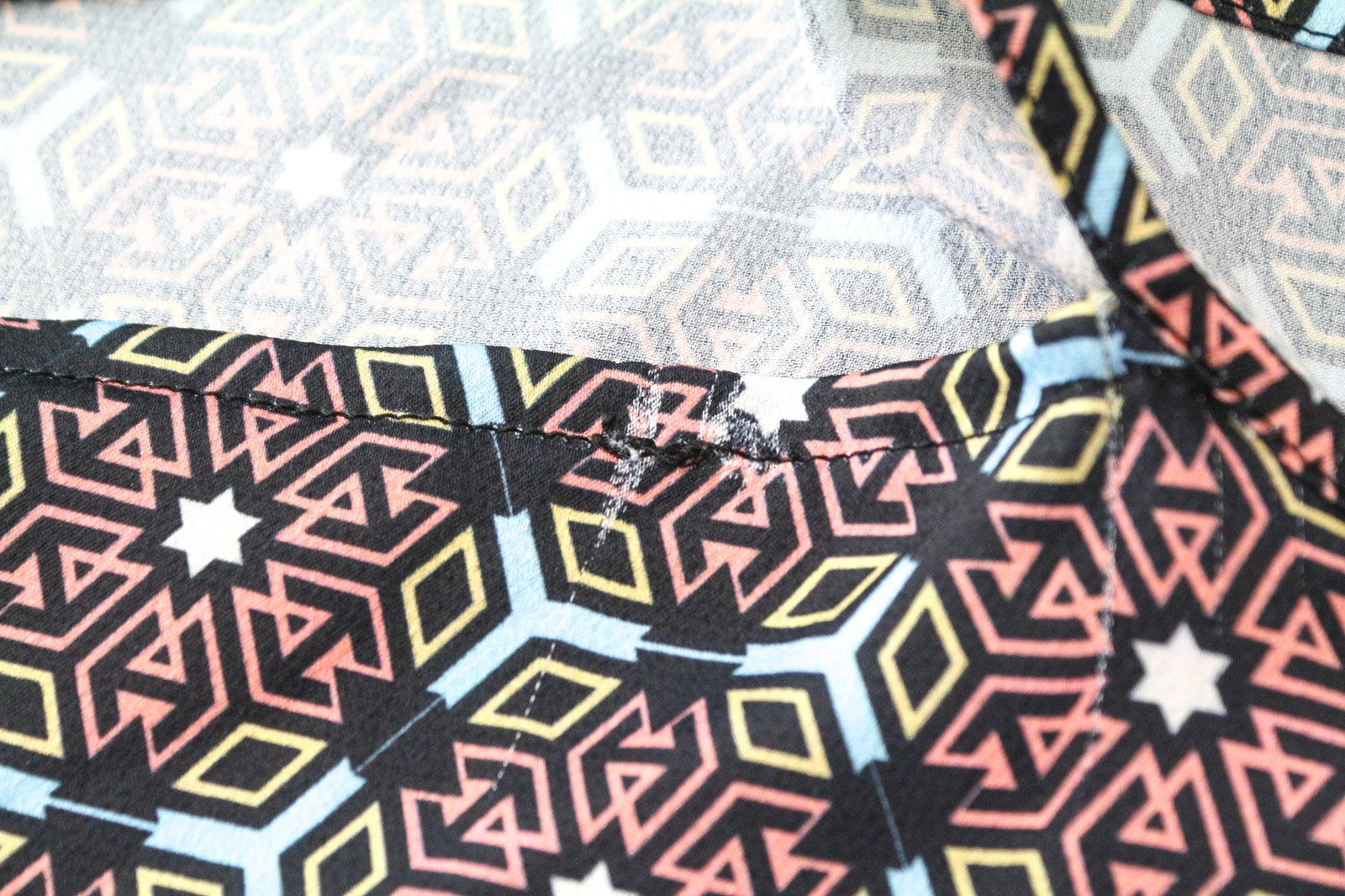 FRANKIE MORELLO moteriški marškinėliai XS dydžio, juodi, šaltais pečiais, laisvo kirpimo, geometrinio rašto. 