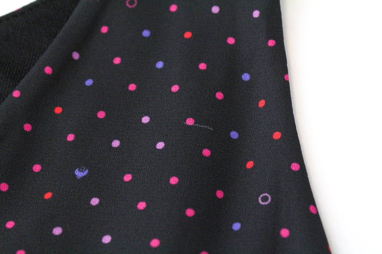 FRANKIE MORELLO moteriška palaidinė XS juoda be rankovių taškuota palaidinė apvaliu kaklu 