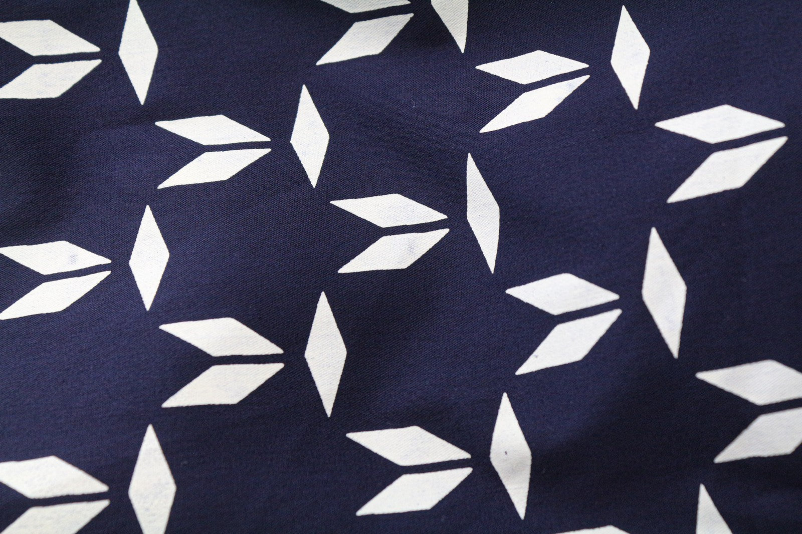 SCOTCH &amp; SODA Ams Couture vyriški marškinėliai su plonais tamsiai mėlynais, tampriais medvilniniais raštais M dydžio 