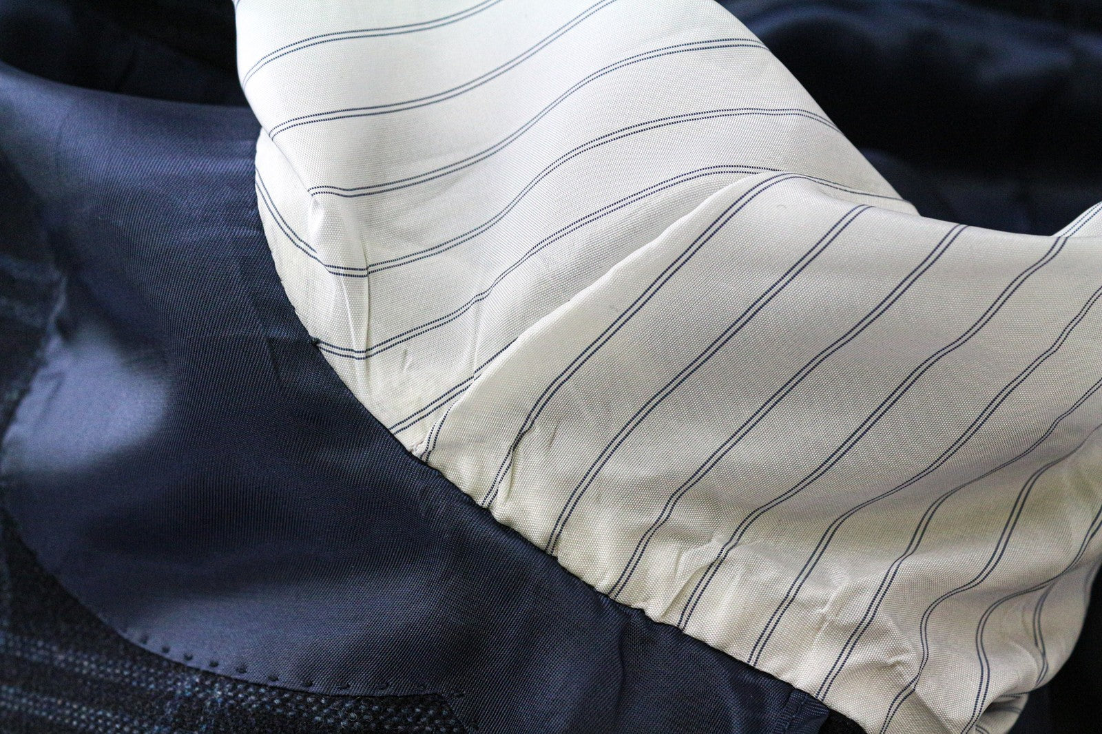 SUITSUPPLY vyriškas švarkas „Havana“ su plonu mėlynu languotu švarku, UK34R, su grynos vilnos pamušalu 