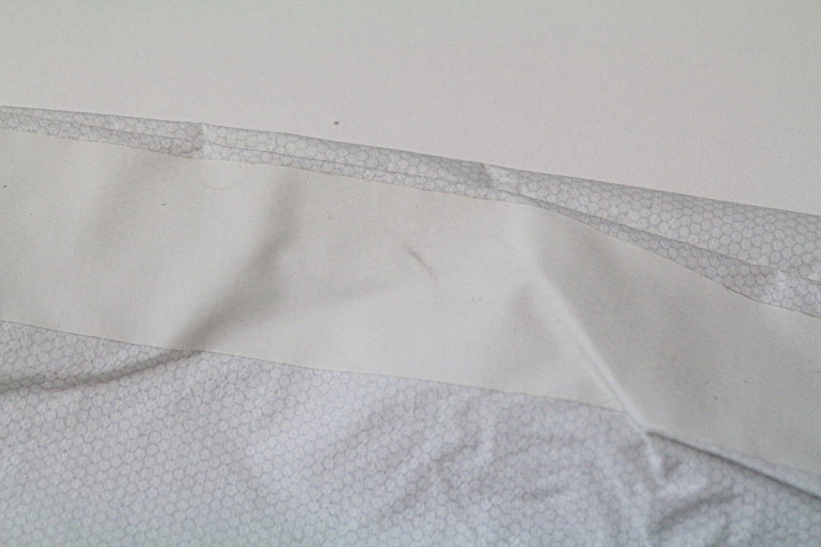 REPLAY vyriška striukė L dydžio, šviesiai pilka, su gobtuvu, užtrauktuku, šviesą atspindinčia, lengva, be pamušalo 