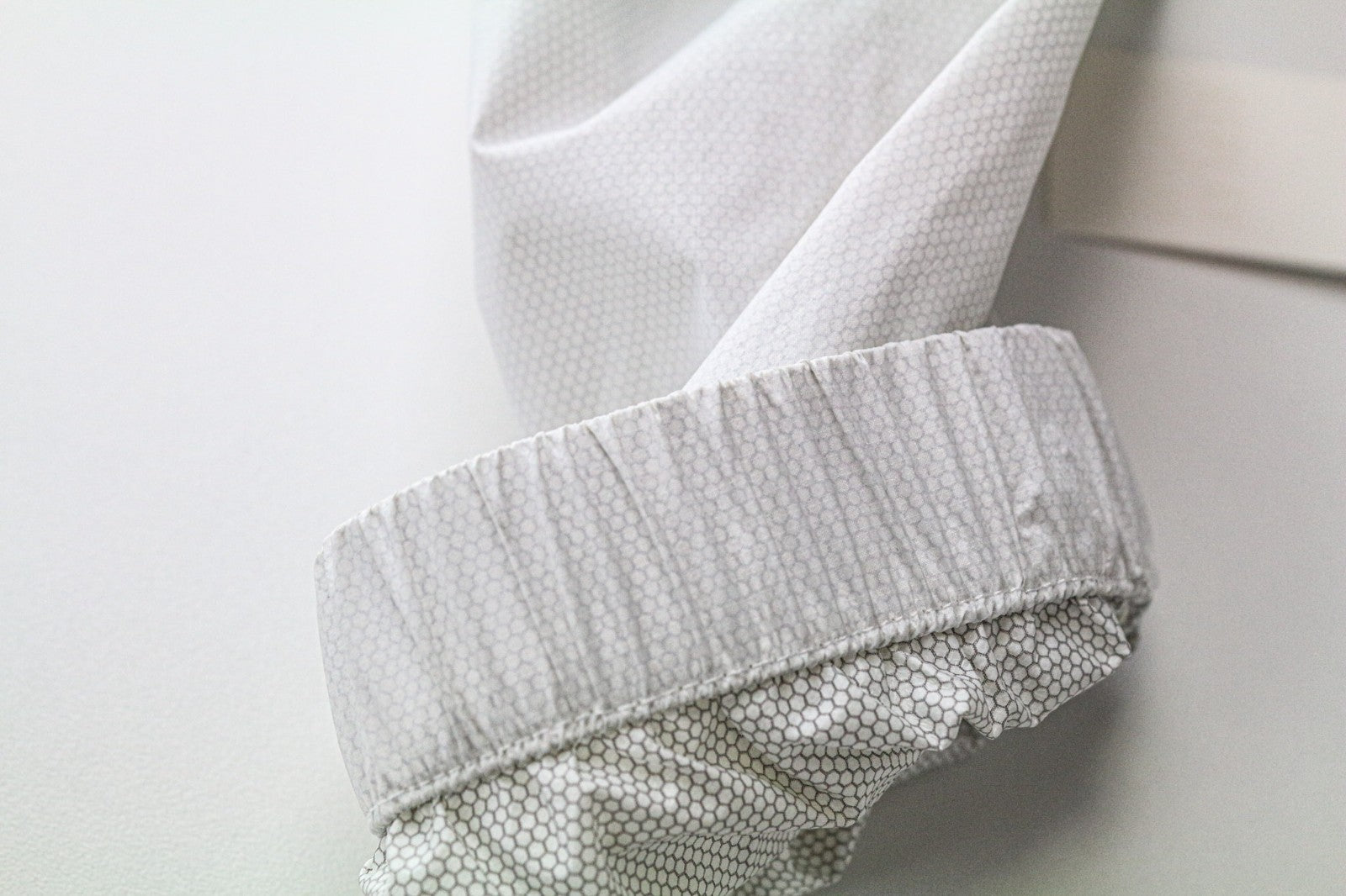 REPLAY vyriška striukė L dydžio, šviesiai pilka, su gobtuvu, užtrauktuku, šviesą atspindinčia, lengva, be pamušalo 