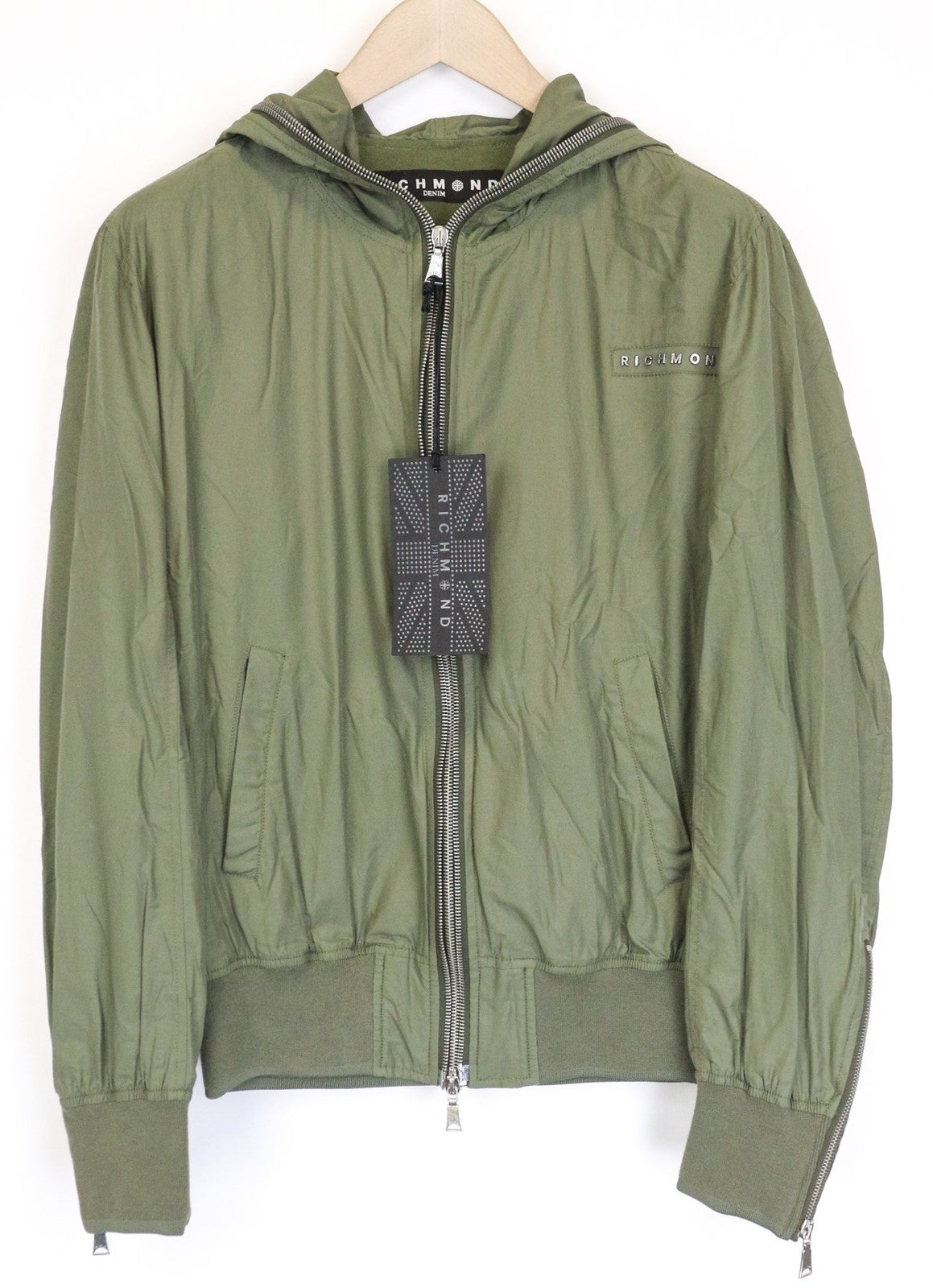 RICHMOND vyriška striukė IT48 alyvuogių žalia su gobtuvu ir vėjui nepralaidi striukė su briaunuotu logotipu laisvalaikio stiliumi 