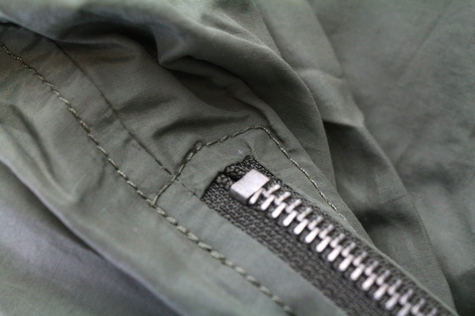 RICHMOND vyriška striukė IT48 alyvuogių žalia su gobtuvu ir vėjui nepralaidi striukė su briaunuotu logotipu laisvalaikio stiliumi 