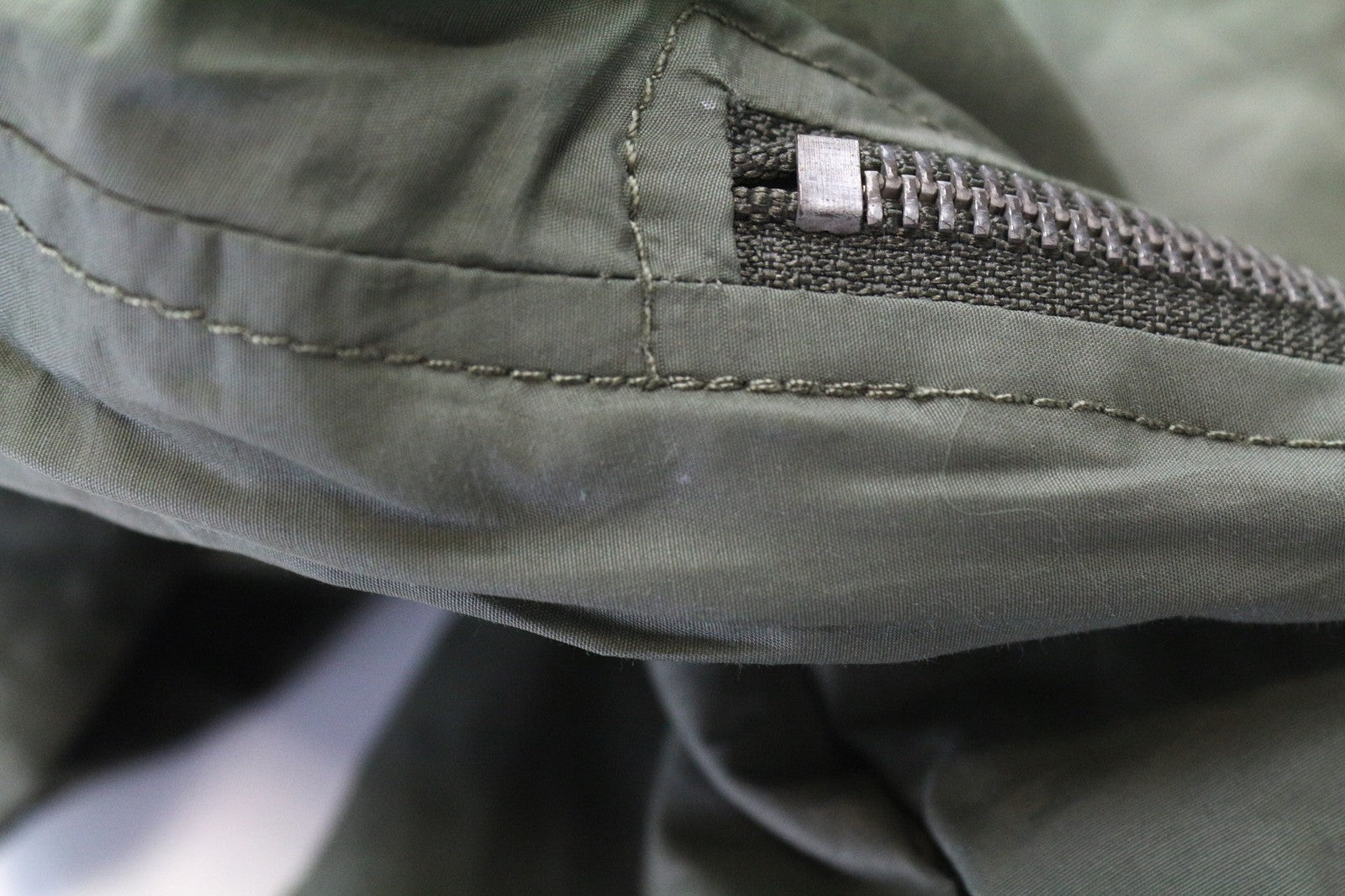 RICHMOND vyriška striukė IT48 alyvuogių žalia su gobtuvu ir vėjui nepralaidi striukė su briaunuotu logotipu laisvalaikio stiliumi 