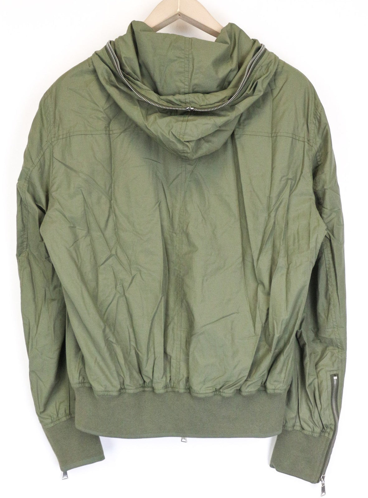 RICHMOND vyriška striukė IT48 alyvuogių žalia su gobtuvu ir vėjui nepralaidi striukė su briaunuotu logotipu laisvalaikio stiliumi 