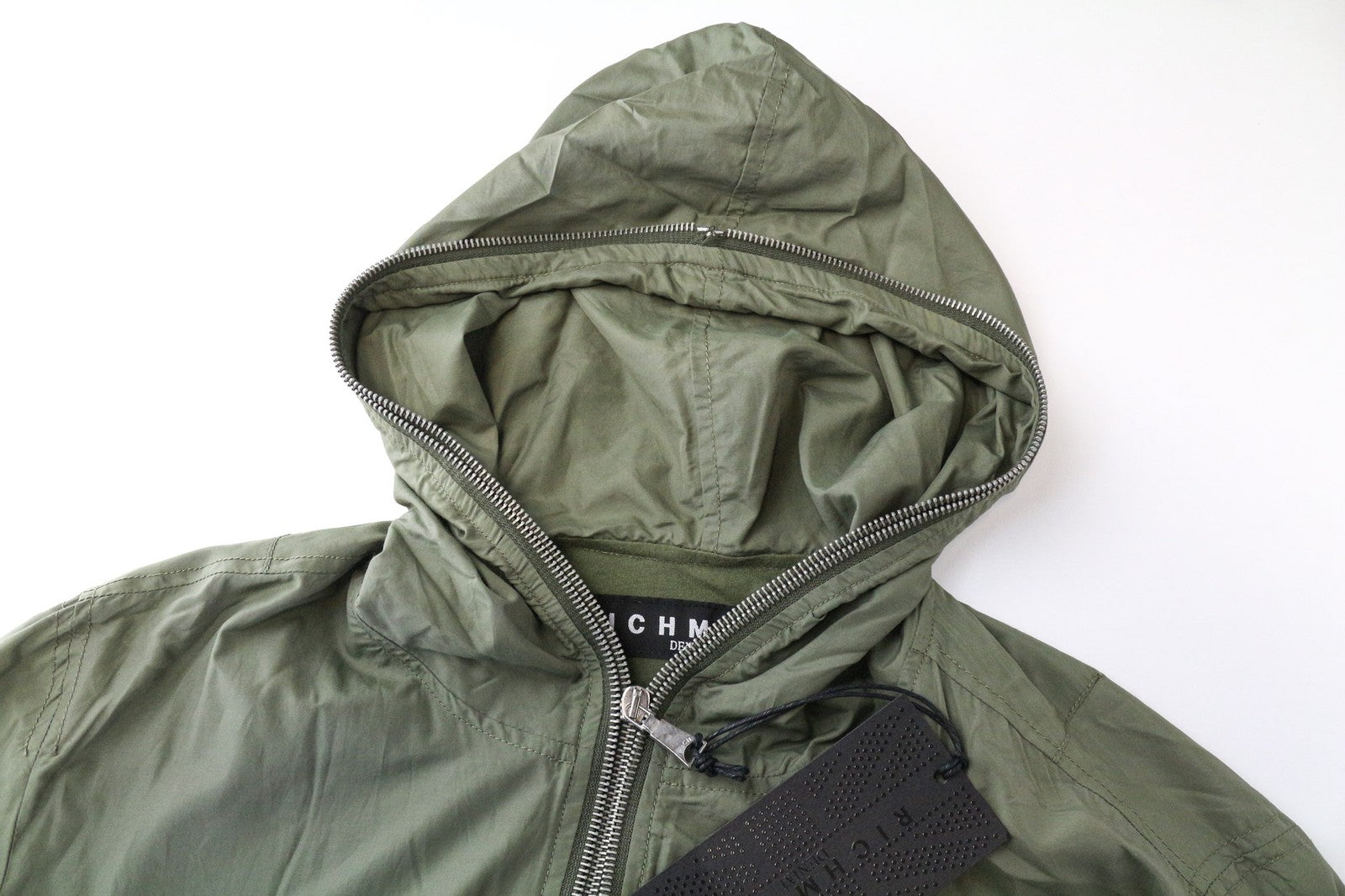 RICHMOND vyriška striukė IT48 alyvuogių žalia su gobtuvu ir vėjui nepralaidi striukė su briaunuotu logotipu laisvalaikio stiliumi 