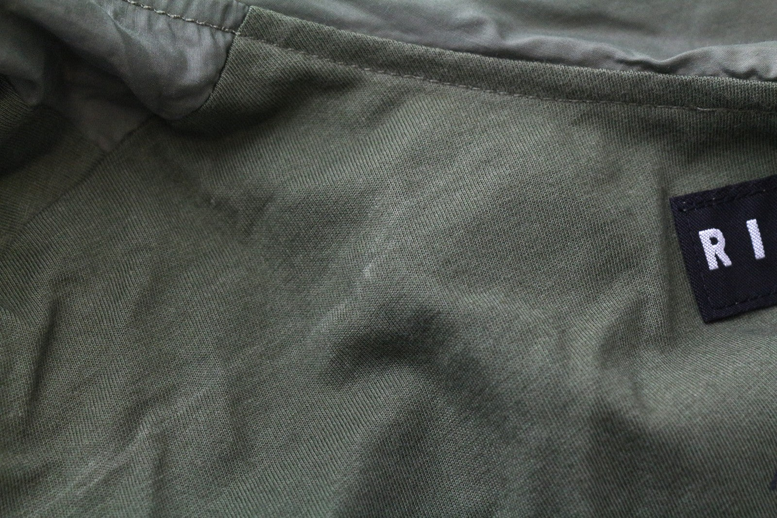 RICHMOND vyriška striukė IT48 alyvuogių žalia su gobtuvu ir vėjui nepralaidi striukė su briaunuotu logotipu laisvalaikio stiliumi 