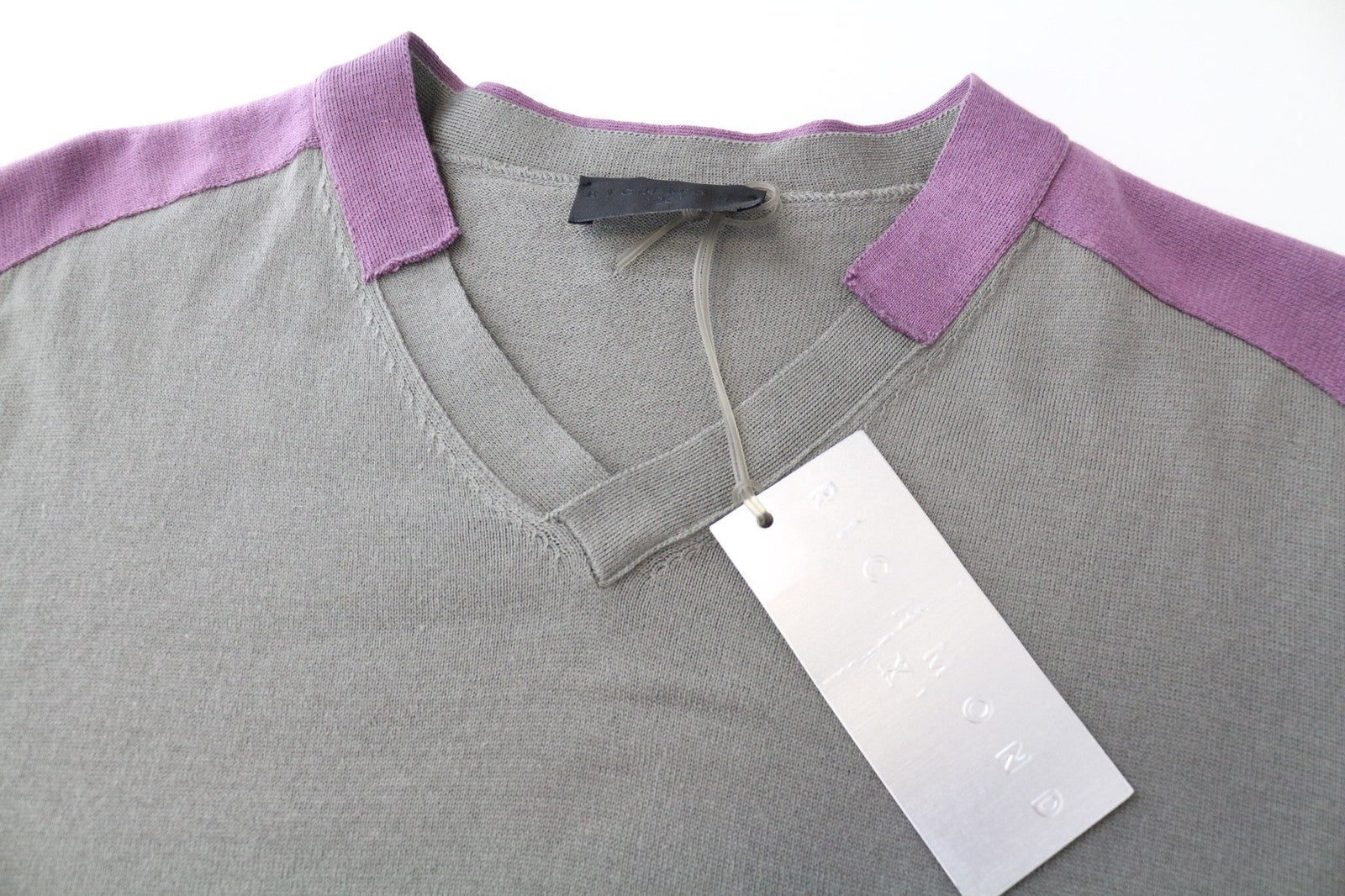 RICHMOND vyriškas megztinis IT50 pilkas, V formos iškirpte, tvirtai megztas, grynos medvilnės megztinis su lopais 