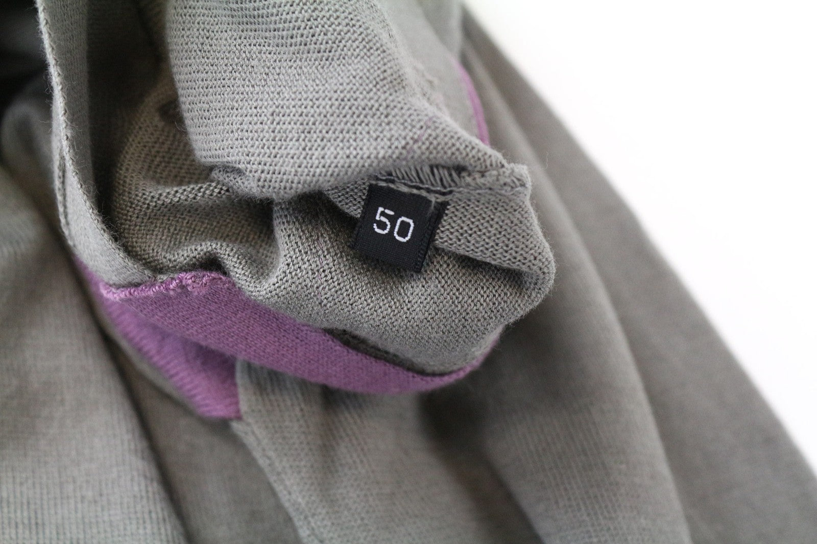 RICHMOND vyriškas megztinis IT50 pilkas, V formos iškirpte, tvirtai megztas, grynos medvilnės megztinis su lopais 