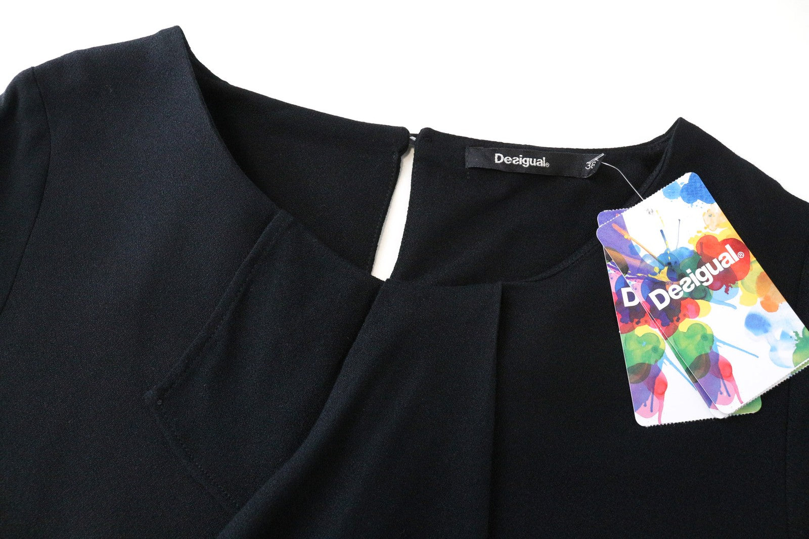 DESIGUAL Octavio moteriška suknelė, 36 cm, juoda, raštuota, trumpomis rankovėmis. 