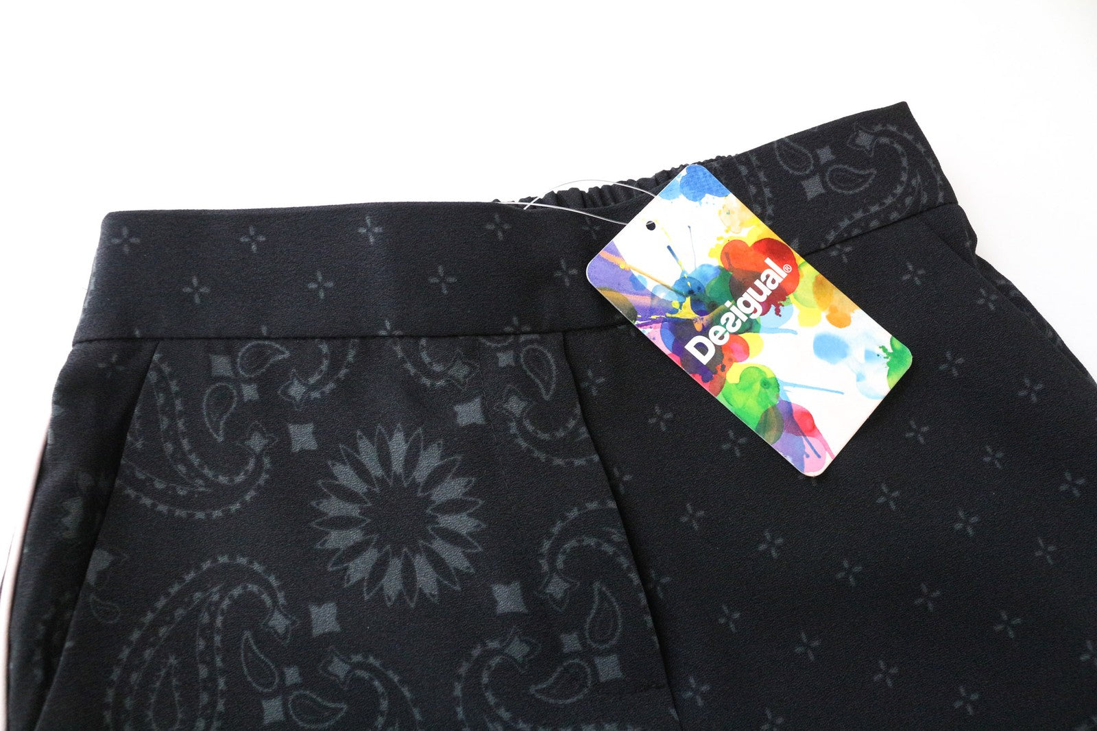 DESIGUAL Enya moteriškos kelnės, juodos, raštuotos, klostytos, lengvos, laisvalaikio stiliaus. 