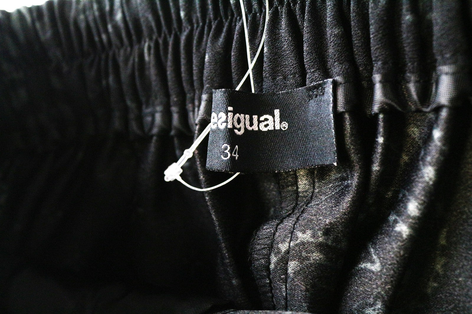 DESIGUAL Enya moteriškos kelnės, juodos, raštuotos, klostytos, lengvos, laisvalaikio stiliaus. 