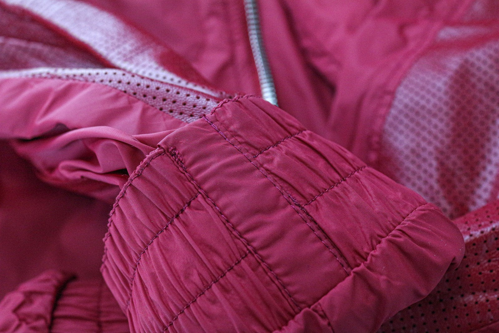 RICHMOND vyriška striukė 50 raudona, lengva, užtrauktuku užsegama ilgomis rankovėmis, elegantiška viršutinių drabužių linija 