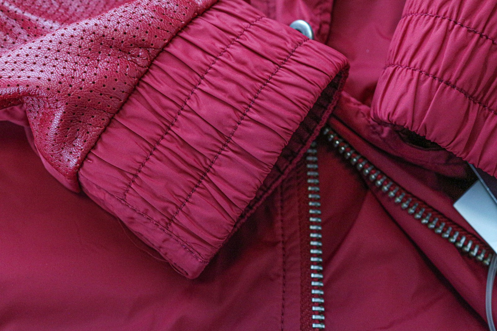 RICHMOND vyriška striukė 50 raudona, lengva, užtrauktuku užsegama ilgomis rankovėmis, elegantiška viršutinių drabužių linija 