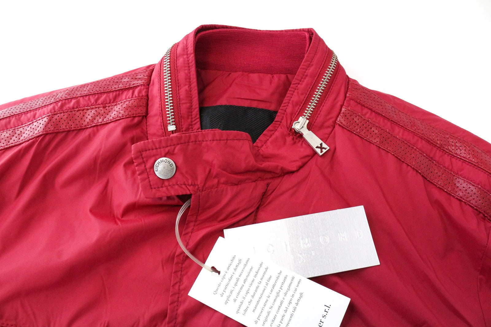RICHMOND vyriška striukė 50 raudona, lengva, užtrauktuku užsegama ilgomis rankovėmis, elegantiška viršutinių drabužių linija 