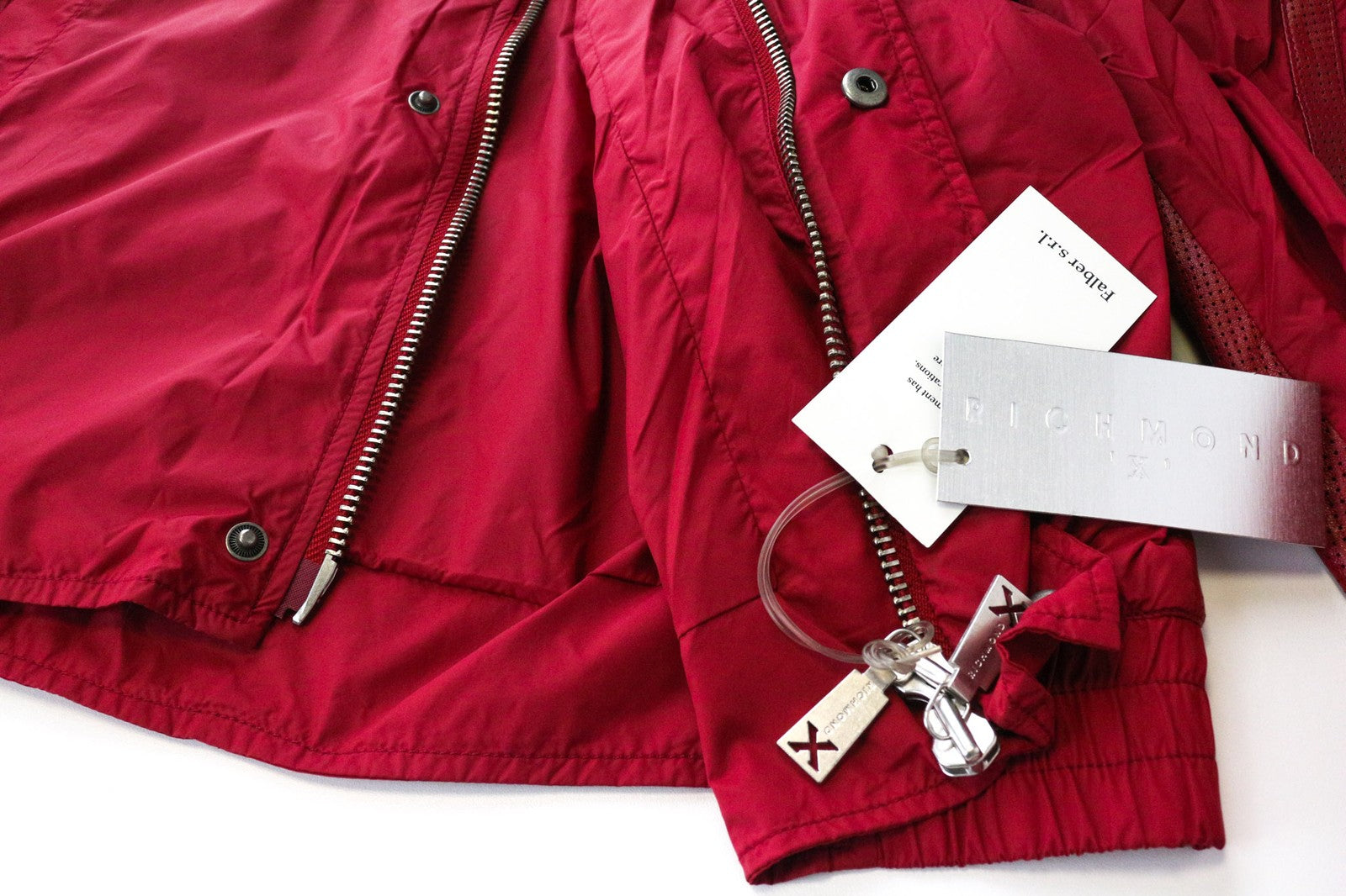 RICHMOND vyriška striukė 50 raudona, lengva, užtrauktuku užsegama ilgomis rankovėmis, elegantiška viršutinių drabužių linija 
