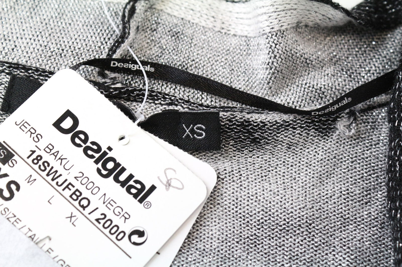 DESIGUAL Baku moteriškas džemperis pilkas juodas raštuotas blizgantis V formos iškirptės viršus XS 