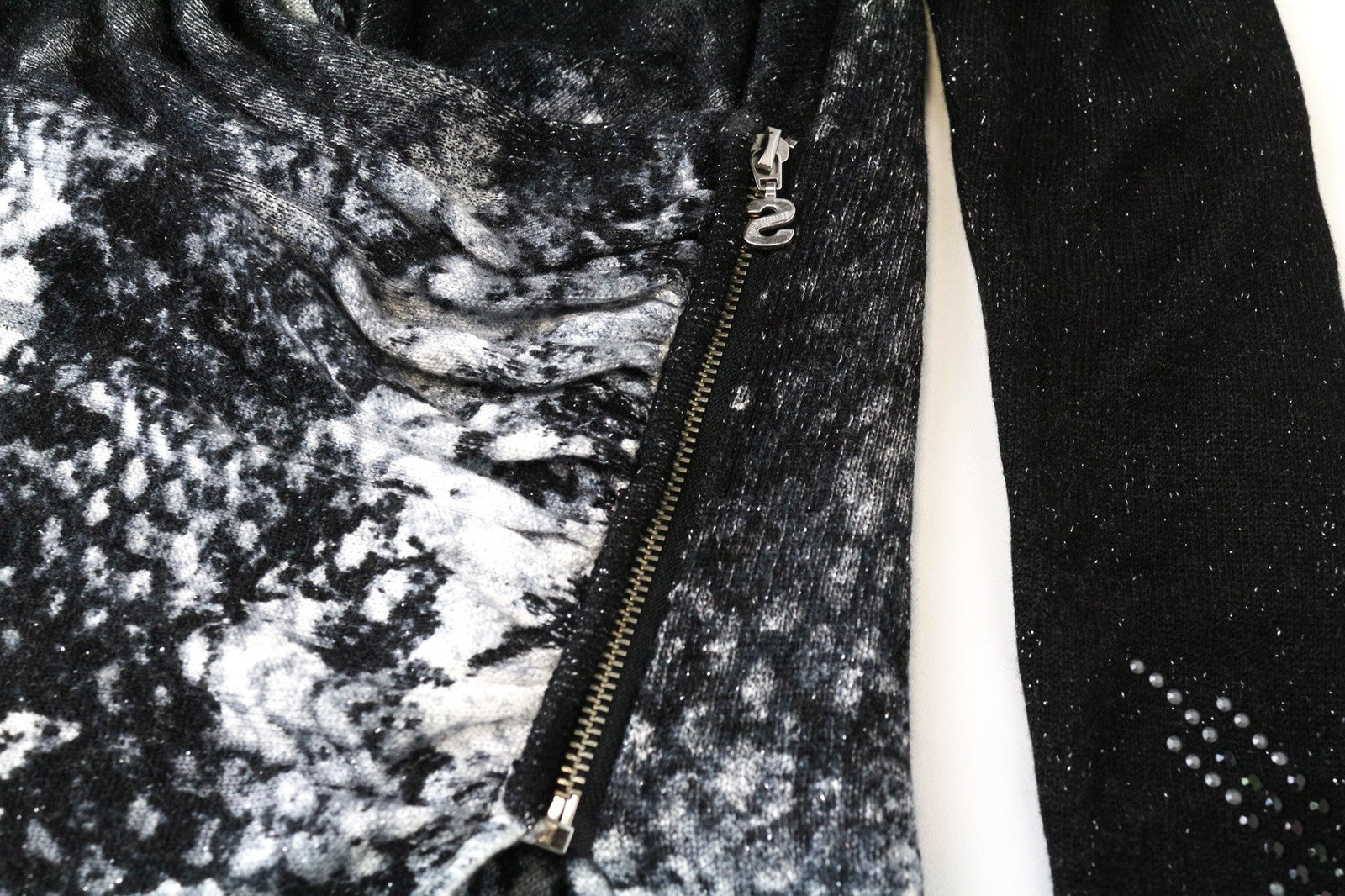 DESIGUAL Baku moteriškas džemperis pilkas juodas raštuotas blizgantis V formos iškirptės viršus XS 