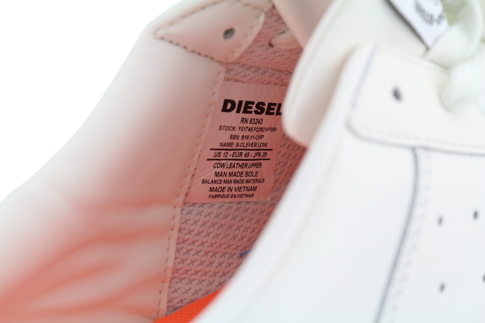 DIESEL S-Clever žemakulniai vyriški sportbačiai, 45 dydis, balti, odiniai, su raišteliais, migdolų spalvos, rekomenduojama kaina – 140 € 