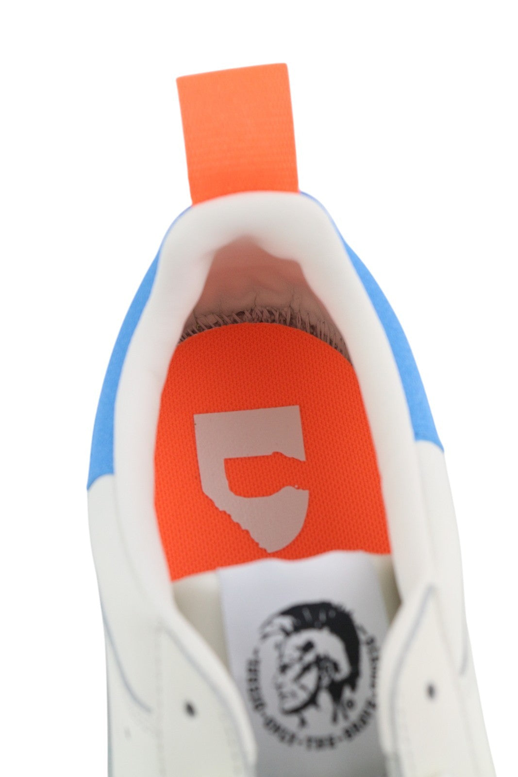 DIESEL S-Clever žemakulniai vyriški sportbačiai, 45 dydis, balti, odiniai, su raišteliais, migdolų spalvos, rekomenduojama kaina – 140 € 