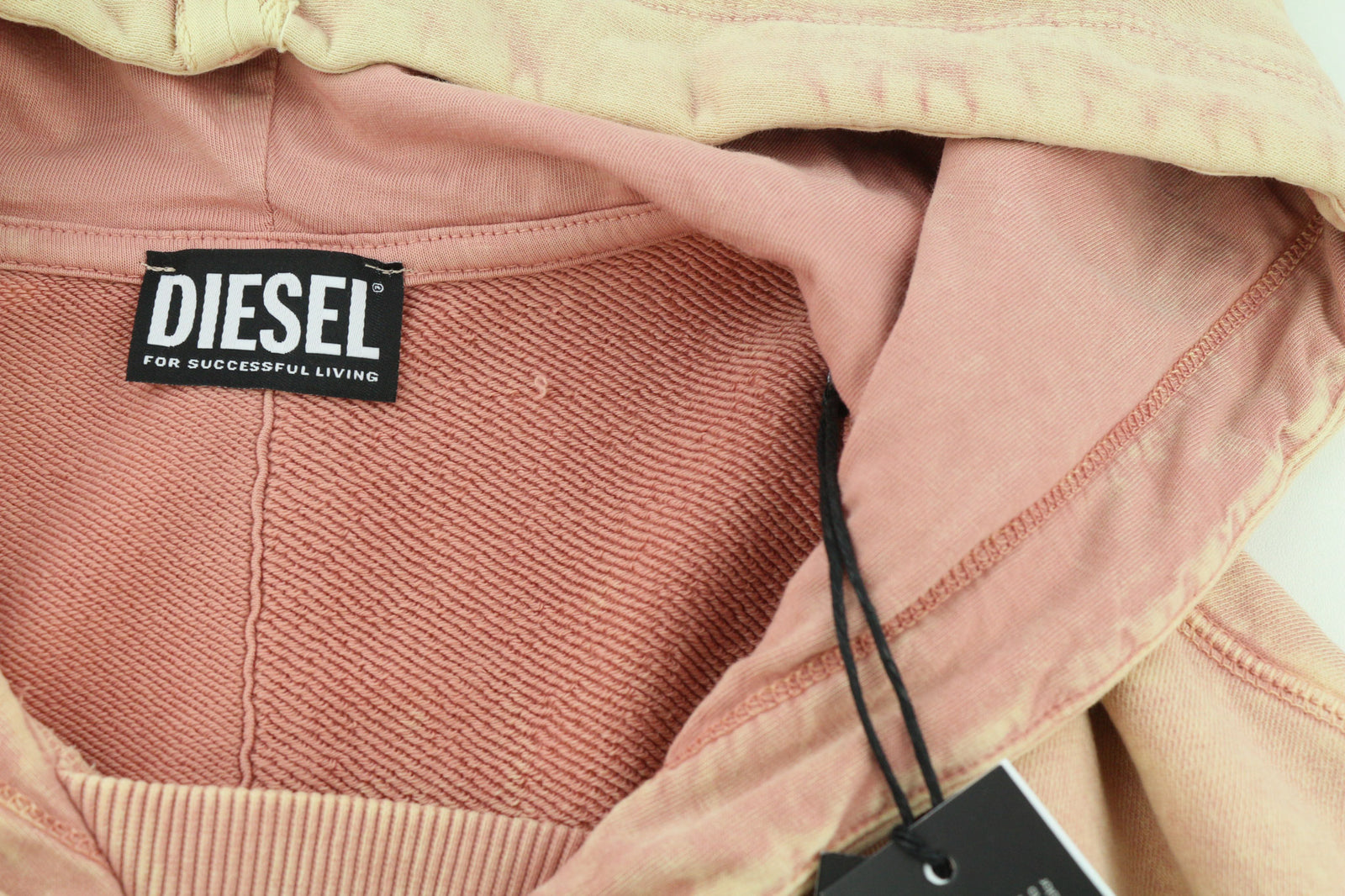 DIESEL F-Mikky Felpa moteriškas džemperis su gobtuvu S, persikų spalvos, asimetrinis, su kišene. Rekomenduojama kaina – 195 €. 