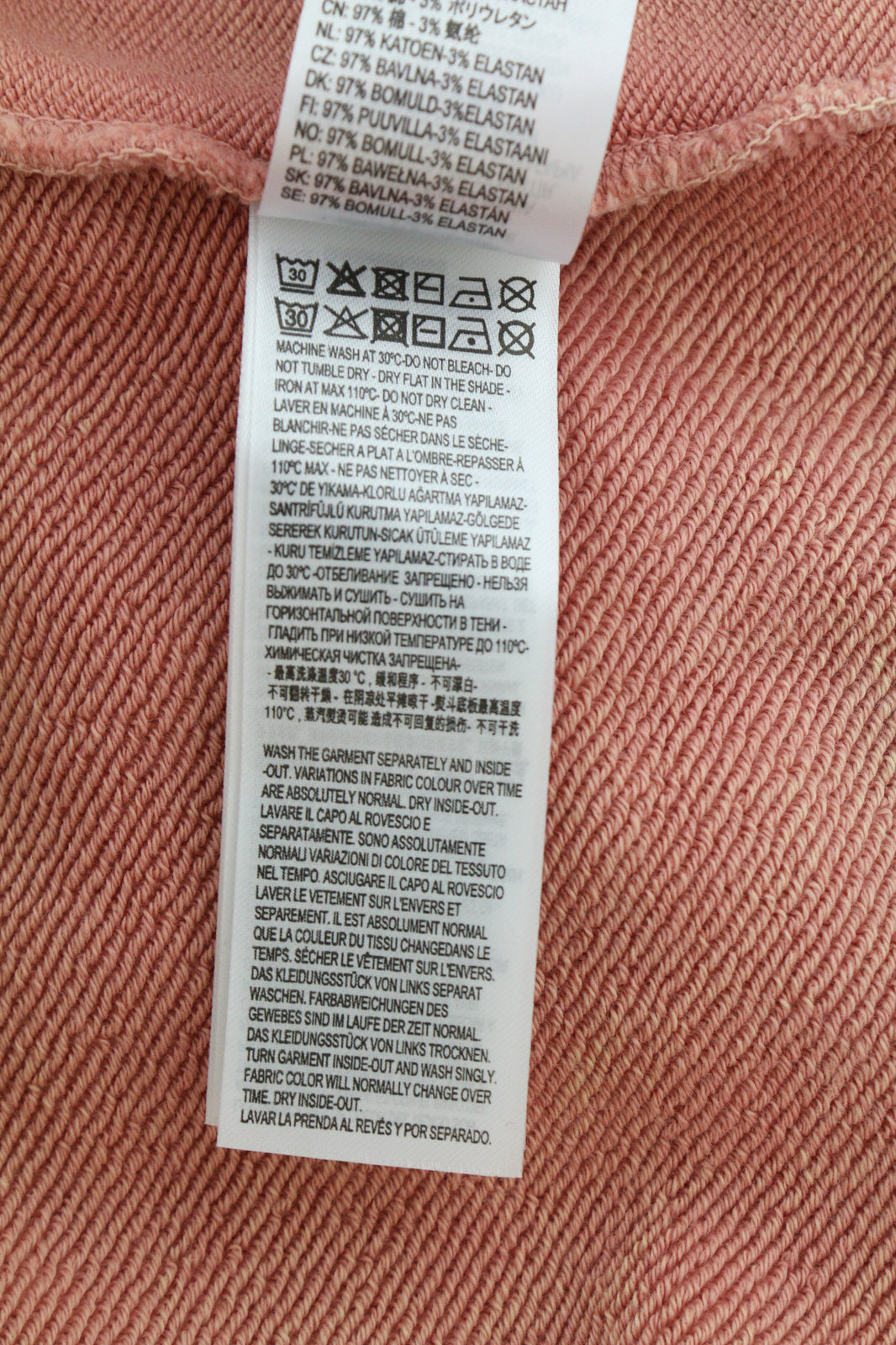 DIESEL F-Mikky Felpa moteriškas džemperis su gobtuvu S su persikų spalvos asimetriška kišene ir gobtuvu. Rekomenduojama kaina – 195 €. 