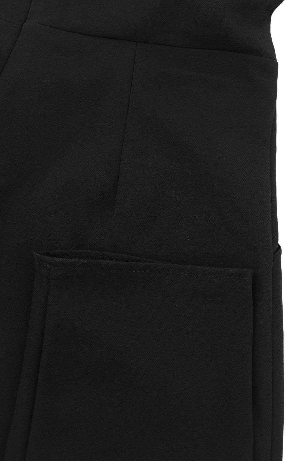 MAKADAMIA moteriškas kombinezonas, 38 dydis, juodas, V formos iškirpte, be rankovių, su kišenėmis ir logotipu. 