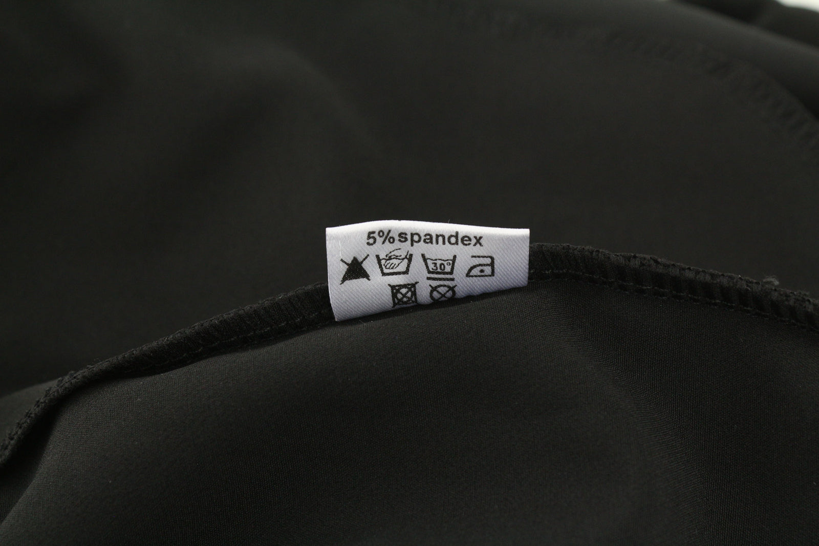 MAKADAMIA moteriškas kombinezonas, 38 dydis, juodas, V formos iškirpte, be rankovių, su kišenėmis ir logotipu. 