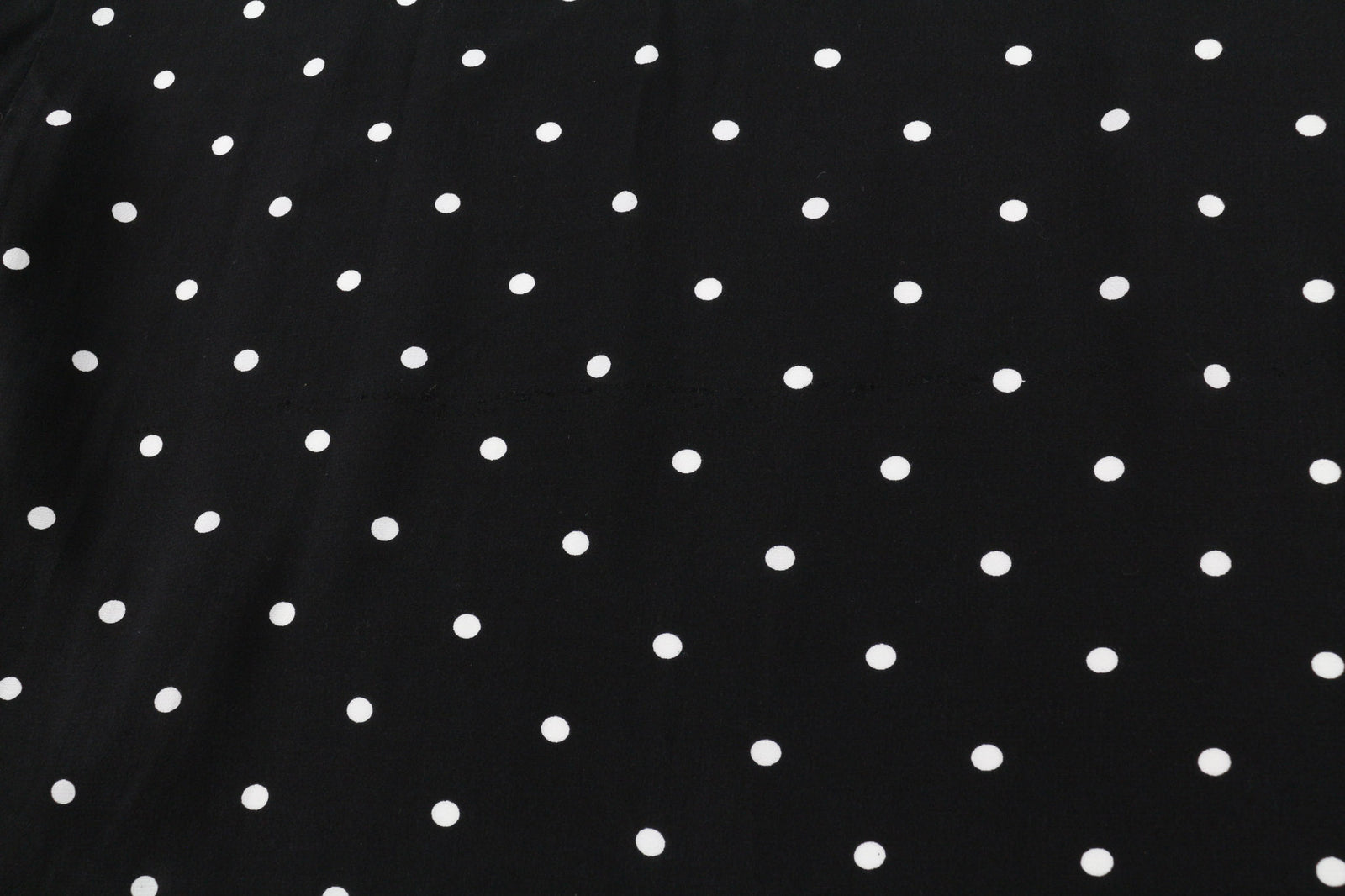 GUESS moteriška suknelė M juodai balta ilgomis rankovėmis V formos iškirpte su pamušalu logotipu taškuotas midi 