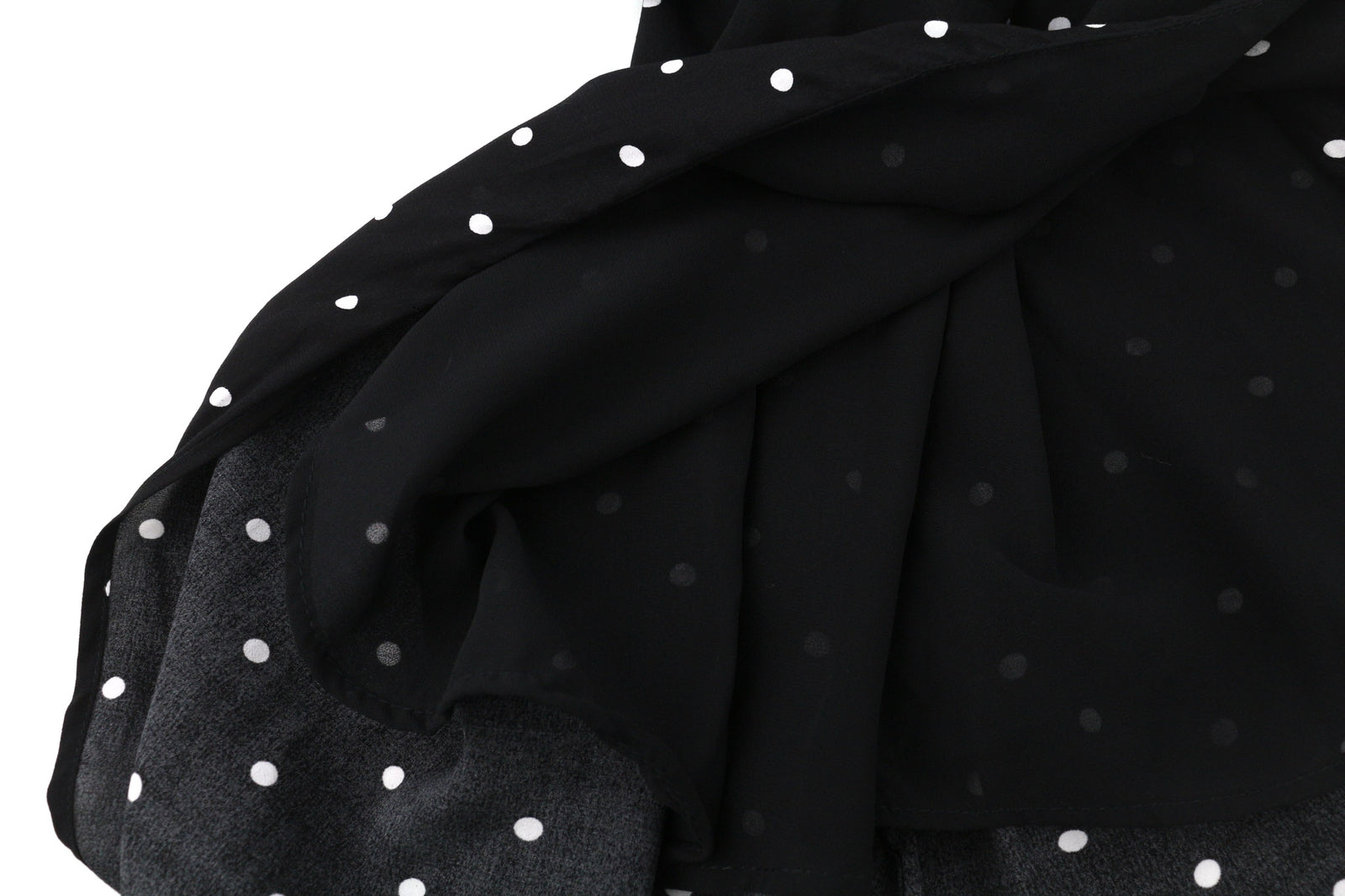 GUESS moteriška suknelė M juodai balta ilgomis rankovėmis V formos iškirpte su pamušalu logotipu taškuotas midi 