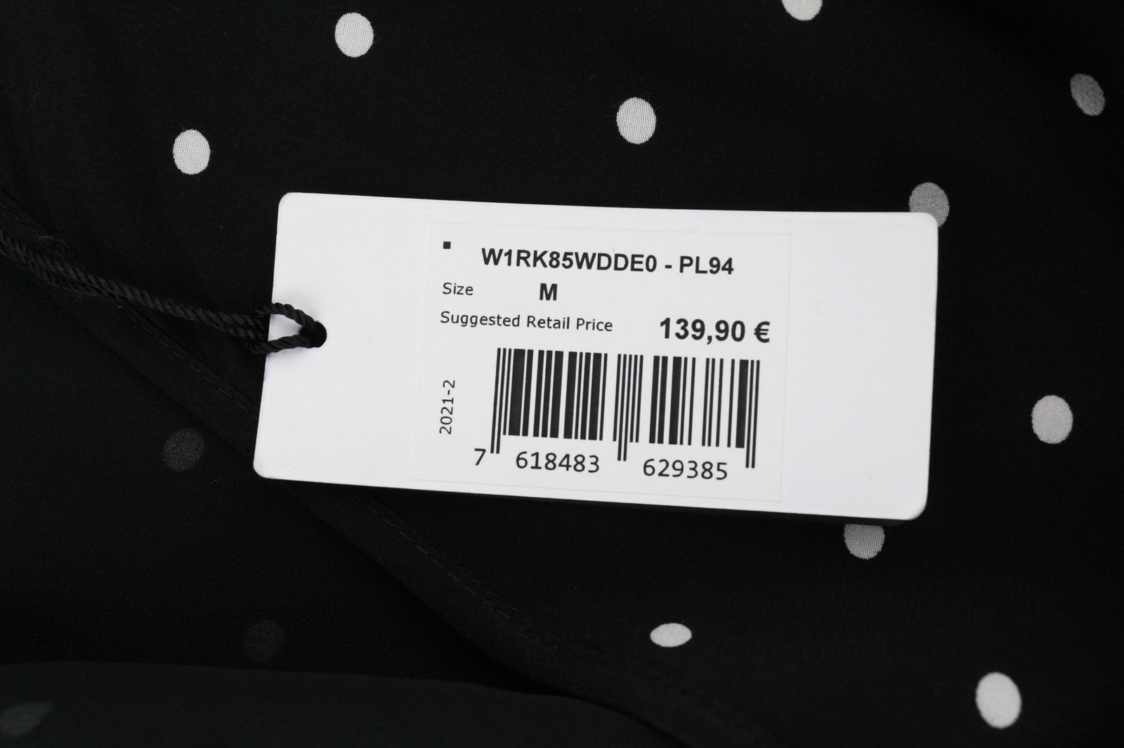 GUESS moteriška suknelė M juodai balta ilgomis rankovėmis V formos iškirpte su pamušalu logotipu taškuotas midi 