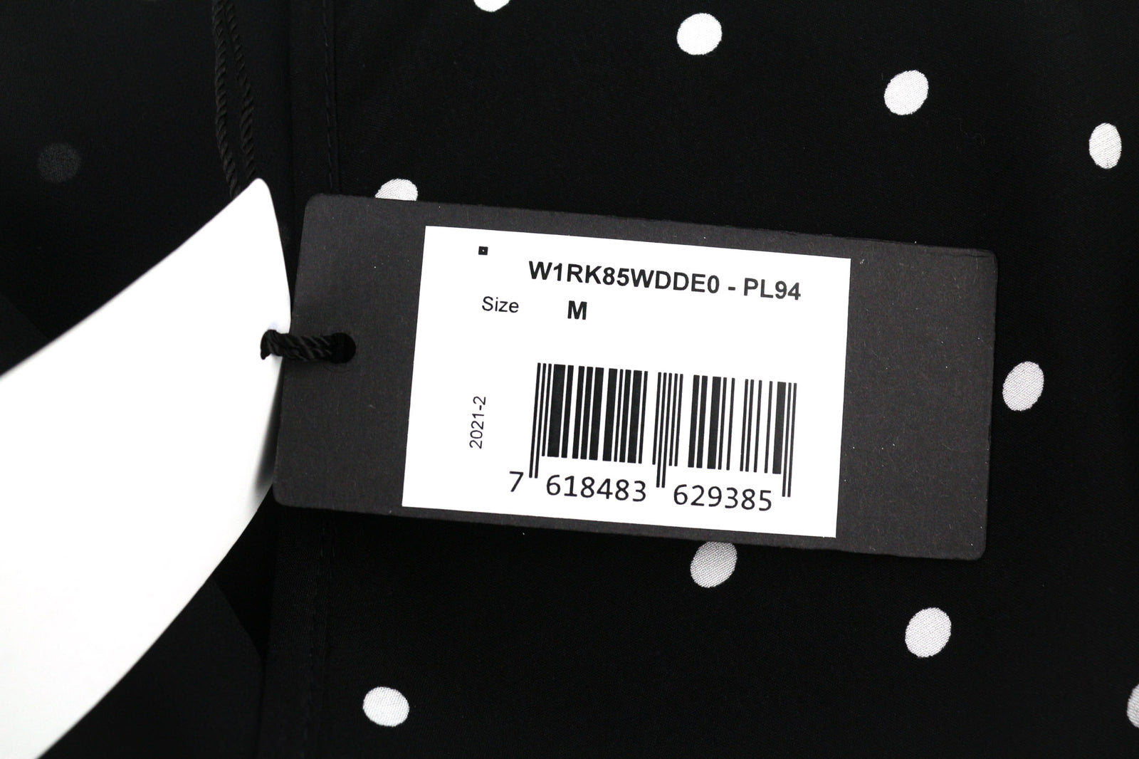 GUESS moteriška suknelė M juodai balta ilgomis rankovėmis V formos iškirpte su pamušalu logotipu taškuotas midi 