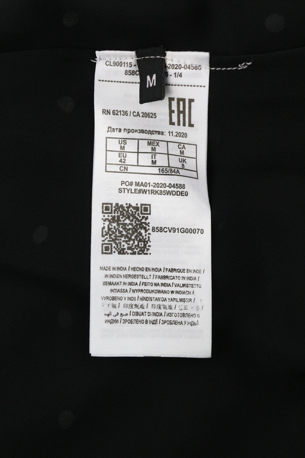 GUESS moteriška suknelė M juodai balta ilgomis rankovėmis V formos iškirpte su pamušalu logotipu taškuotas midi 