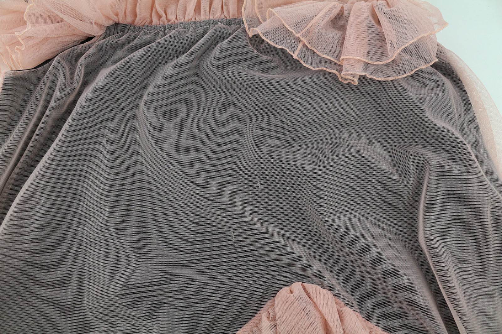 GUGLIELMO CAPONE lėlių moteriška suknelė 42 rožinė be rankovių tiulio su raukiniais ir logotipu, Midi ilgio 