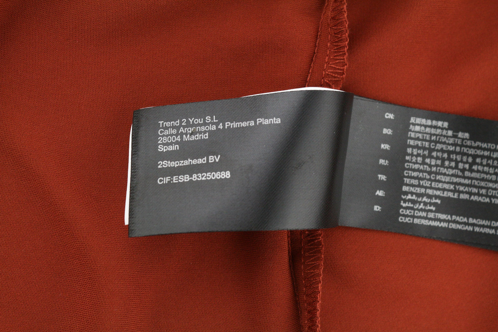 SUPERTRASH Dambi moteriška suknelė, 36 colių ilgio rankovėmis, V formos iškirpte, be pamušalo, trumpa logotipu 