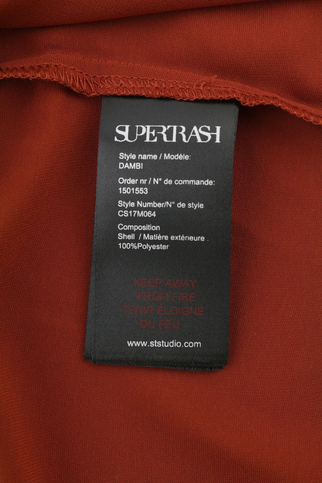 SUPERTRASH Dambi moteriška suknelė, 36 colių ilgio rankovėmis, V formos iškirpte, be pamušalo, trumpa logotipu 