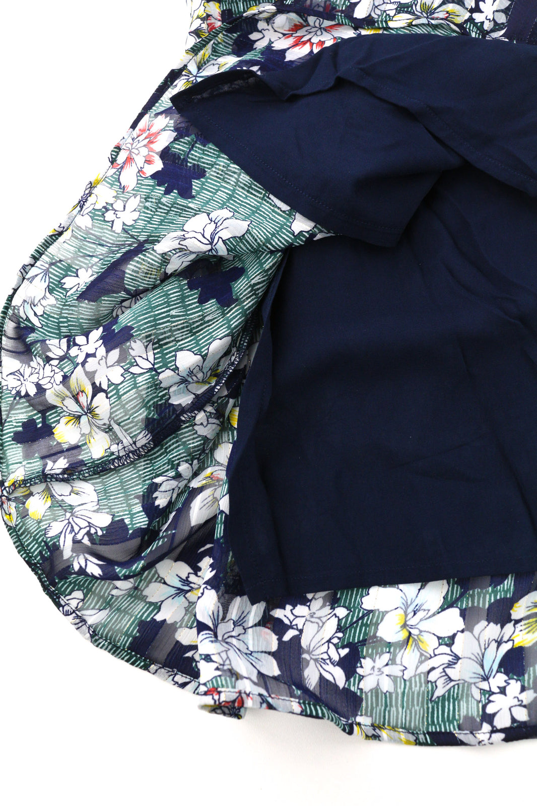 LA FEE MARABOUTEE moteriška suknelė, 38 cm, gėlėta, trumpomis rankovėmis, V formos iškirpte, su 1/4 sagų užsegimu. 