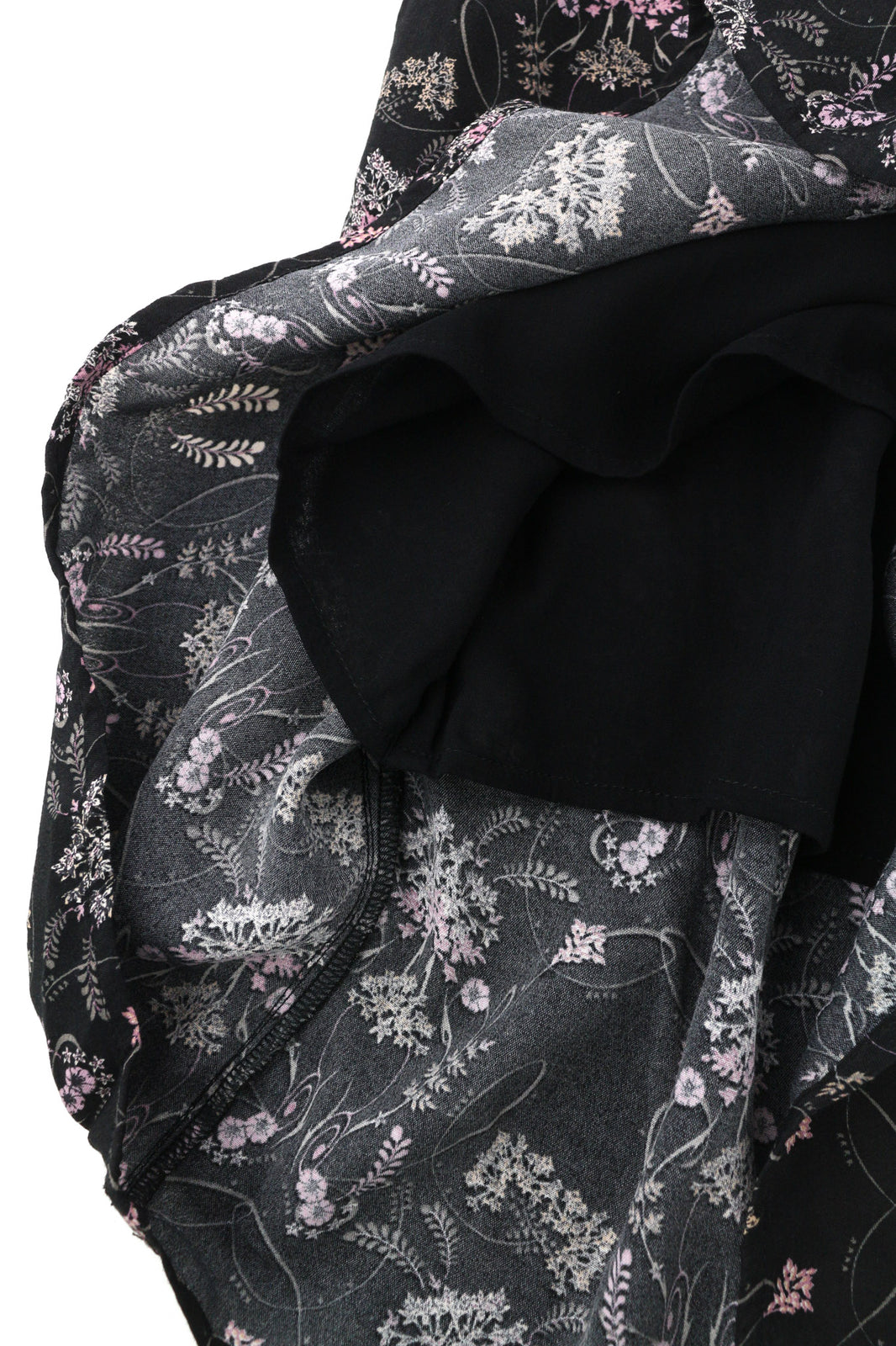 JACQUELINE RIU Rjapa196 moteriška suknelė, 38 cm, tamsi, be rankovių, su V formos iškirpte, gėlėtu raštu. 