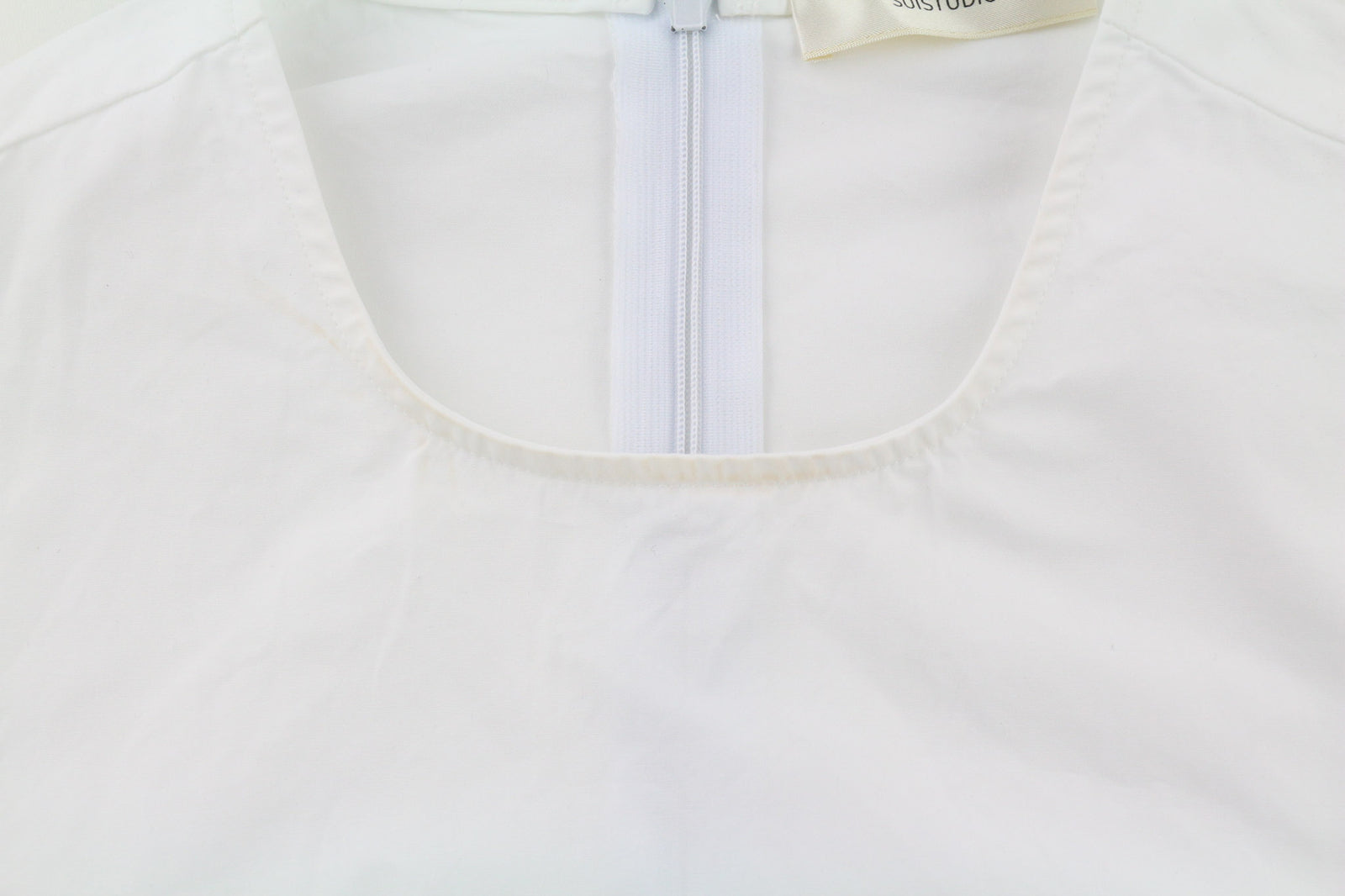 SUISTUDIO Dylan moteriška suknelė, UK6, balta medvilninė ilgomis rankovėmis, apvali kaklo iškirpte, trumpi šortai su logotipu. 