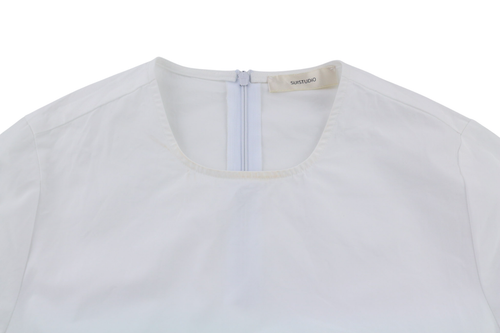 SUISTUDIO Dylan moteriška suknelė, UK6, balta medvilninė ilgomis rankovėmis, apvali kaklo iškirpte, trumpi šortai su logotipu. 