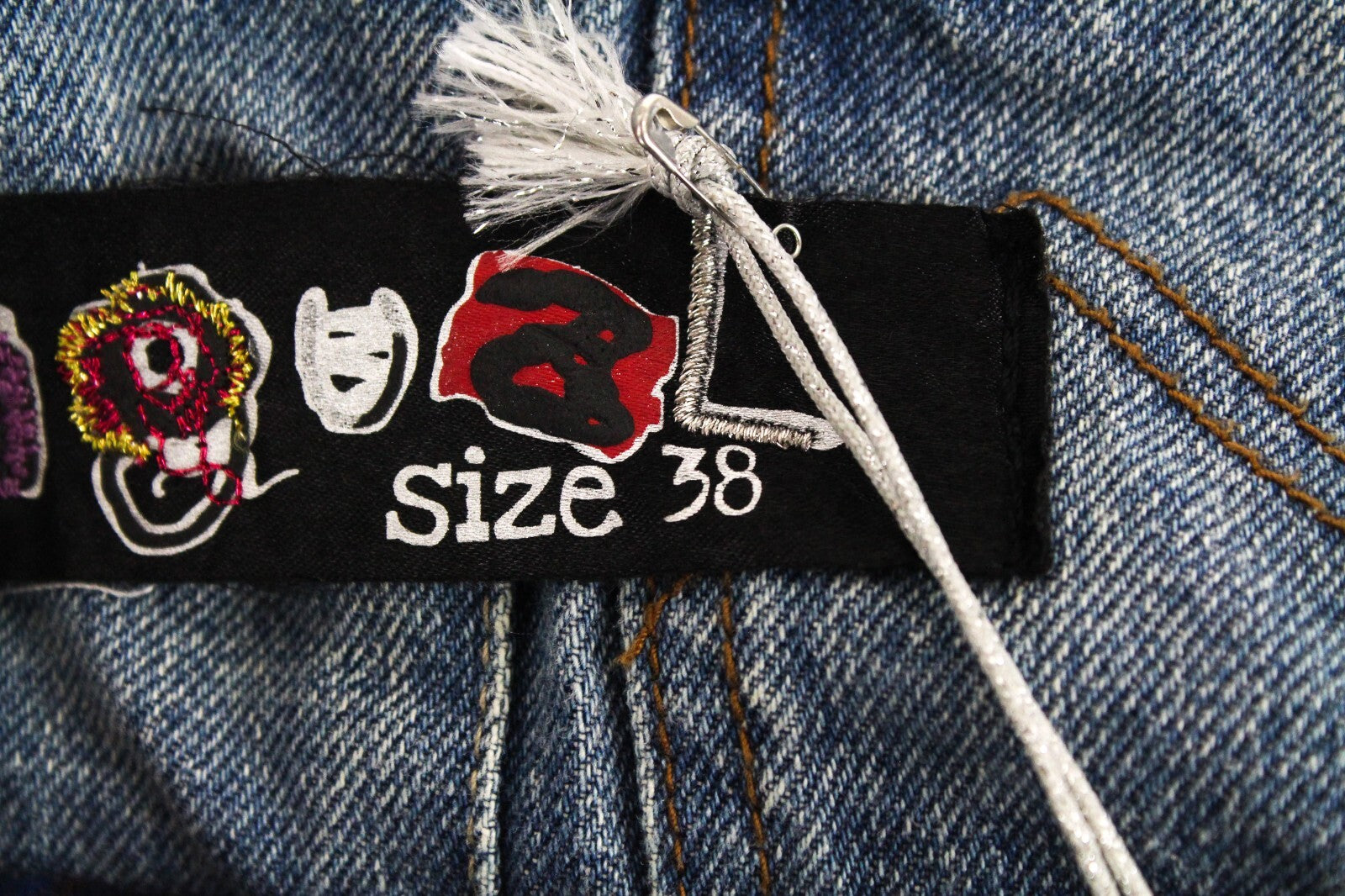 Moteriškas DESIGUAL džinsinis švarkas, 38 cm, mėlynas, su blizgučiais ir ilgomis rankovėmis, dirbtinės odos. 