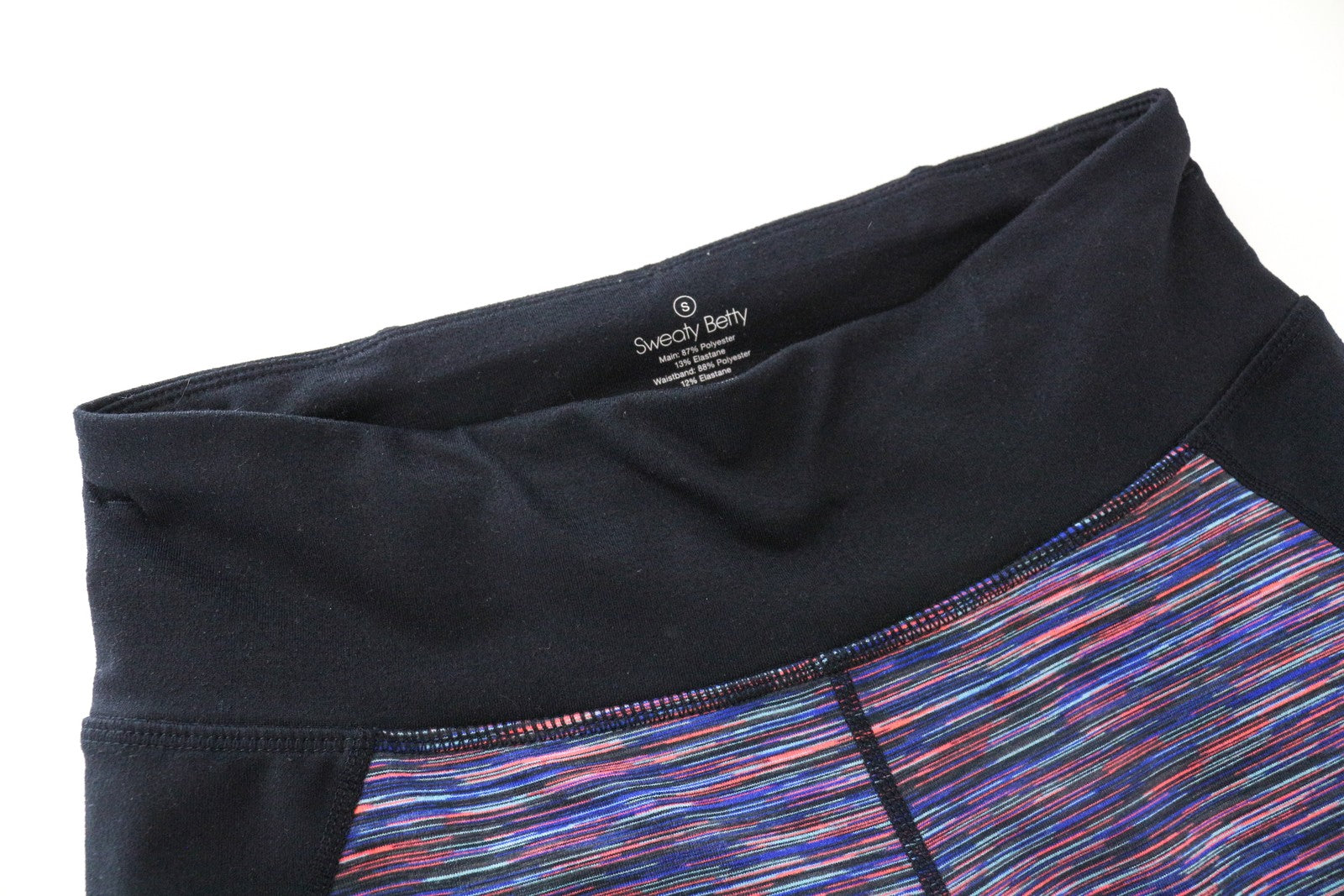 „SWEATY BETTY S“ violetinės tamprės moterims. Tamprios, užtraukiamos, sportinės aprangos detalės. 