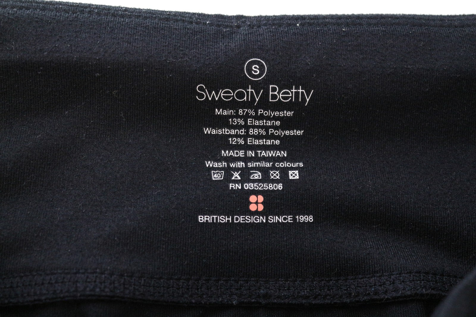 „SWEATY BETTY S“ violetinės tamprės moterims. Tamprios, užtraukiamos, sportinės aprangos detalės. 