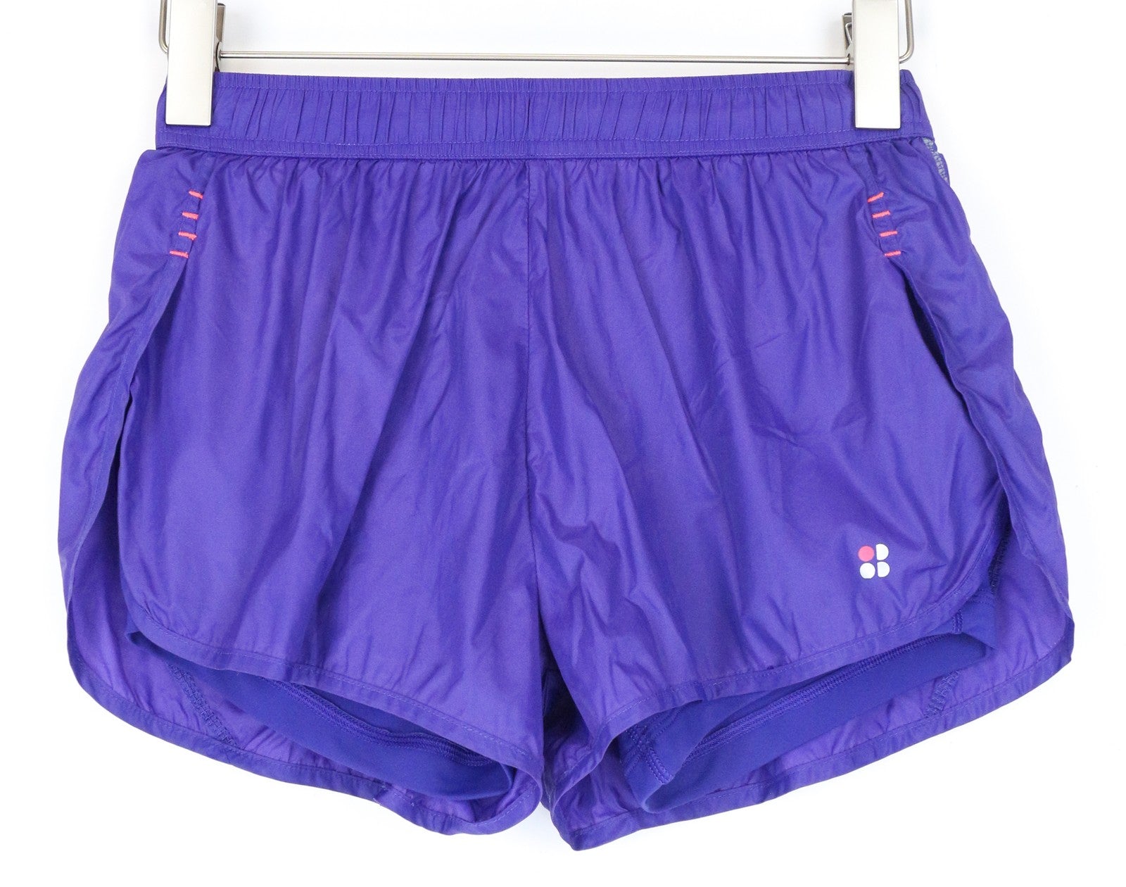 „SWEATY BETTY XS“ violetiniai sportiniai šortai su logotipu. Moteriški daugiasluoksniai sportiniai šortai su užtraukiamu logotipu. 