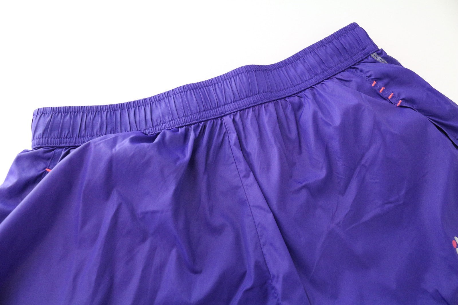 „SWEATY BETTY XS“ violetiniai sportiniai šortai su logotipu. Moteriški daugiasluoksniai sportiniai šortai su užtraukiamu logotipu. 